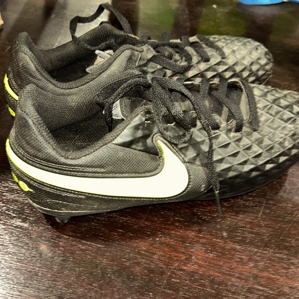 EUC Nike Tiempo 6 youth soccer cleats  shoes